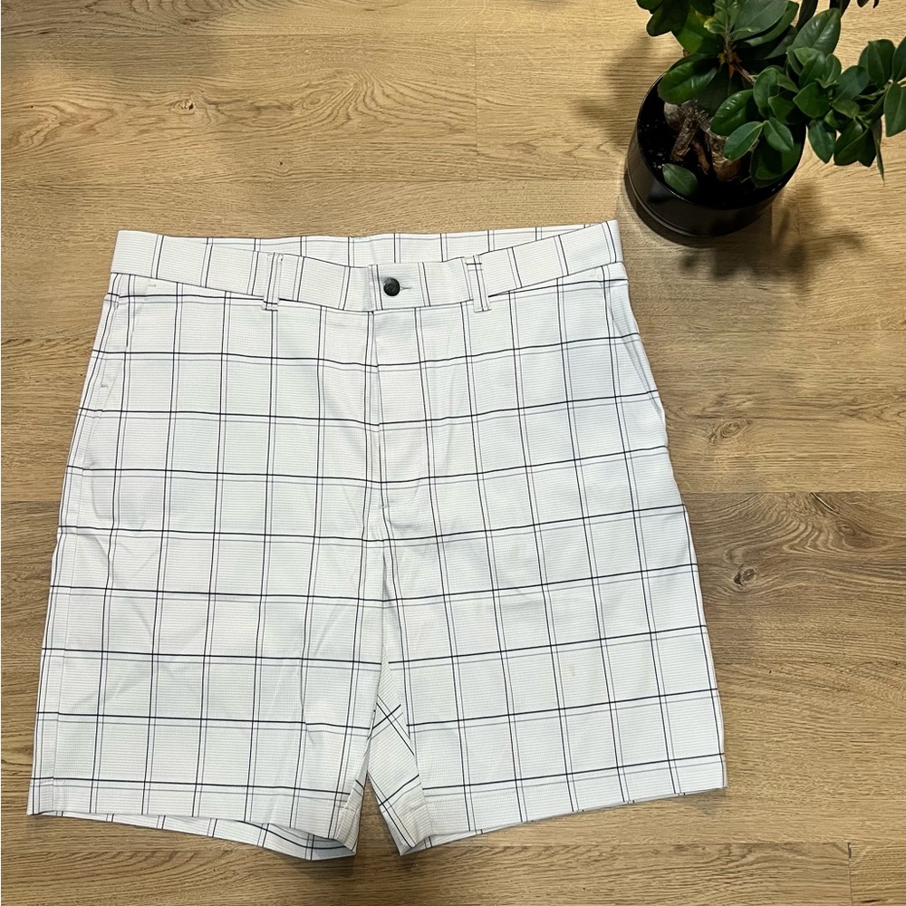 Callaway Men’s Plaid Golf Shorts Active Wasteband Black and White